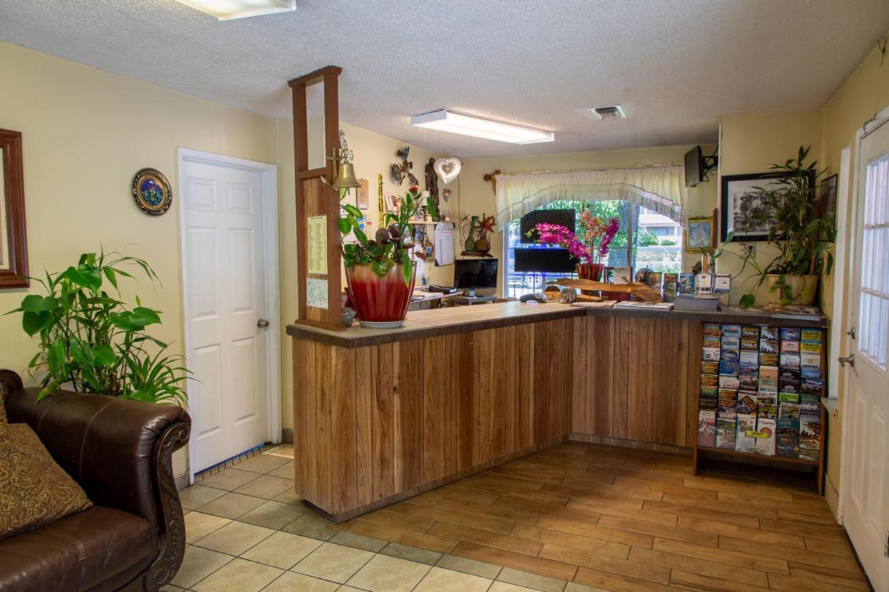 Sis Q Inn Weed Exterior photo