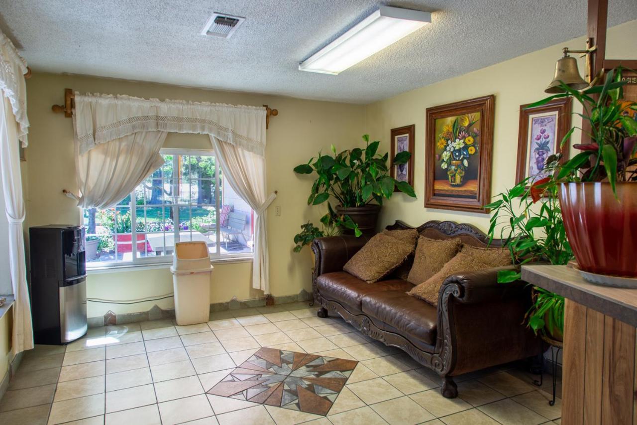 Sis Q Inn Weed Exterior photo
