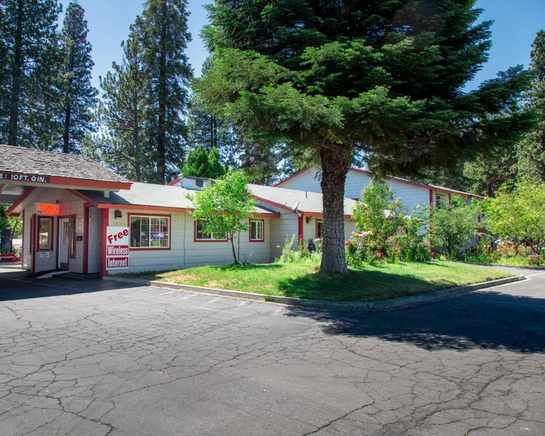 Sis Q Inn Weed Exterior photo